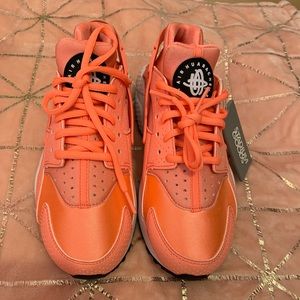 Woman’s Huarache Sneakers Atomic Pink 7.5 NEW